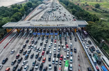Suasana Arus Mudik Kendaraan di Gerbang Tol Cikampek