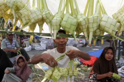 Ramainya Penjualan Kulit Ketupat Jelang Lebaran di Aceh
