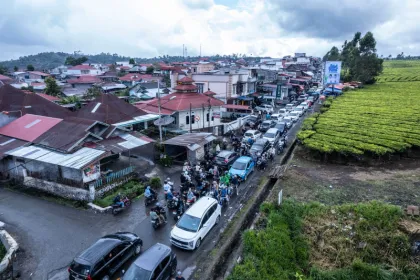 Arus Lalu Lintas di Jalan Lintas Jambi–Sumbar Tersendat Panjang