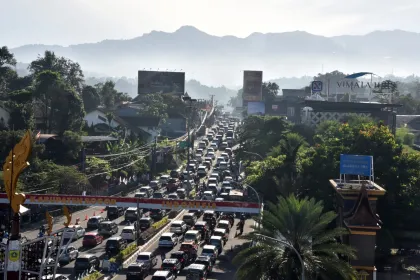 Kepadatan kendaraan di jalur wisata Puncak Bogor