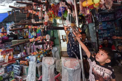 Penjualan mainan di Pasar Gembrong saat libur Lebaran