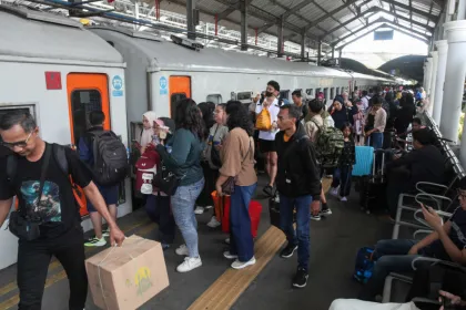Arus balik di Stasiun Surabaya Gubeng
