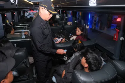Pemeriksaan KTP penumpang bus di Terminal Mengwi
