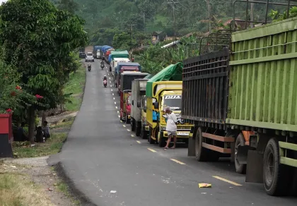 Antrean truk logistik di jalan lintas Timur Sumatra