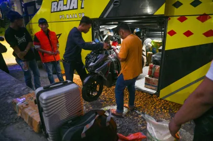 Pemudik membawa motor di dalam bagasi bus