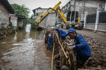 Penanganan longsor di Kramat Jati Jakarta