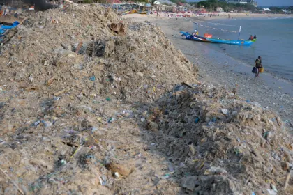 Sampah Kiriman Menumpuk di Pantai Kedonganan Bali