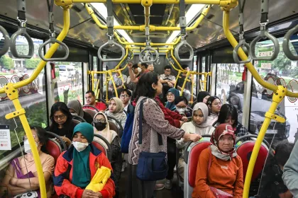 Transjakarta berlakukan tarif Rp12