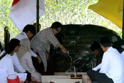 Megawati Lakukan Ziarah ke Makam Bung Karno di Blitar