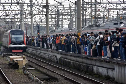 Arus Penumpang KRL Commuter Line di Stasiun Bogor Padat Setelah Libur Lebaran