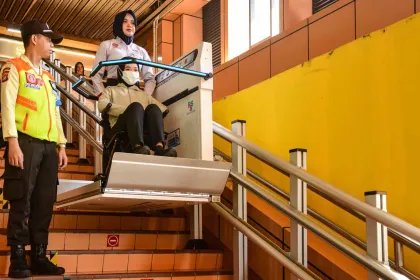 Fasilitas Platform Lift Mulai Beroperasi di Stasiun Cikini
