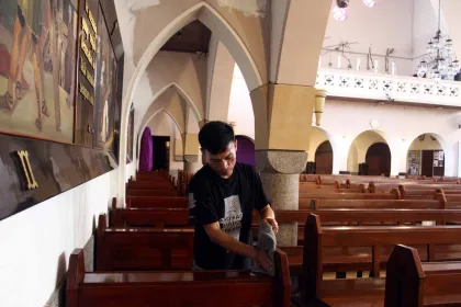 Jelang Paskah, Gereja Katedral Malang Dibersihkan dan Dihias Petugas