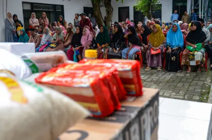 Penyaluran bantuan Atensi Kemensos untuk kelompok rentan