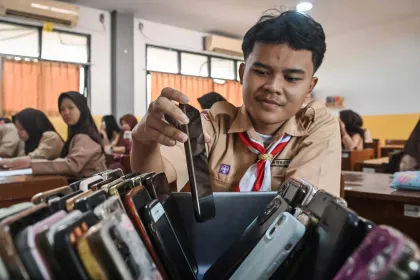 Sekolah Terapkan Pembatasan Gadget Sesuai PP Tunas untuk Lindungi Siswa di Ruang Digital