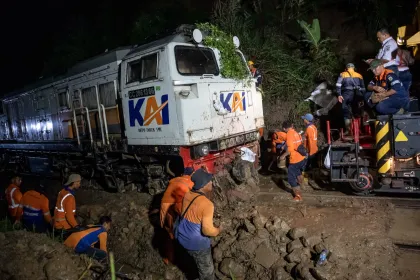 Evakuasi KA Ciremai yang anjlok di Kabupaten Bandung Barat