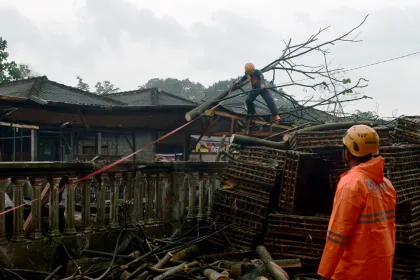 Dampak angin kencang di blitar