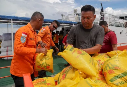 Bantuan logistik untuk penyintas gempa di Pulau Batang Dua