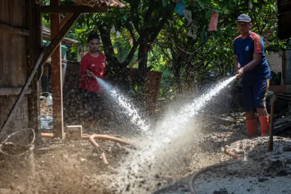 Pembersihan material pascabanjir bandang di Demak