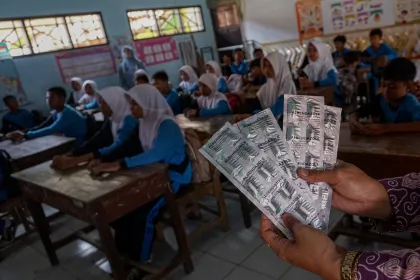 Pemberian obat cacing gratis untuk anak sekolah
