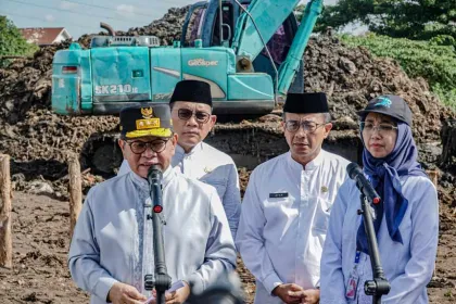 Gubernur DKI Jakarta Pantau Pengerukan Kanal Banjir Barat