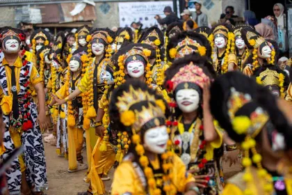 Rampak Tari Topeng Samba Libatkan 500 Penari Sambut Musim Panen