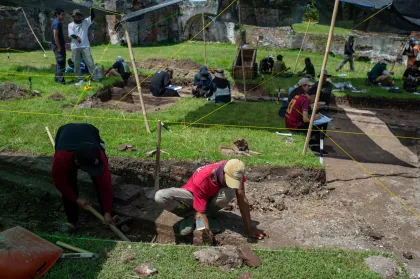 Ekskavasi di kawasan cagar budaya Benteng Speelwijk