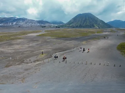Pemasangan patok di Jalur Lingkar Kaldera Tengger