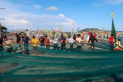 Nelayan Terhenti Melaut akibat Gelombang Tinggi