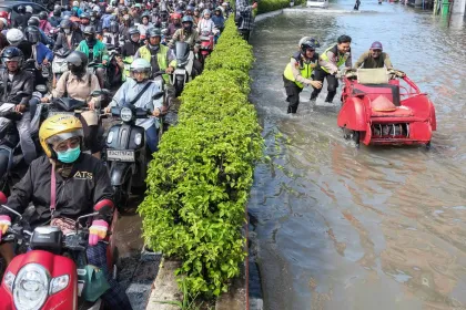 Polisi Turun Tangan Bantu Pengguna Jalan saat Banjir