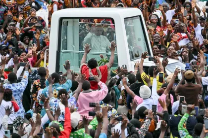 Paus Leo XIV Tiba di Bamenda, Sapa Umat dari Popemobile Jelang Misa Kudus