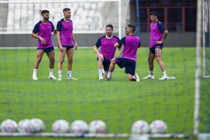 Sesi Latihan Jelang Pertandingan Clash of Legends di Jakarta