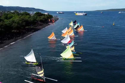 Puluhan Nelayan Ramaikan Balapan Perahu Layar di Selat Bali, Tarik Wisatawan