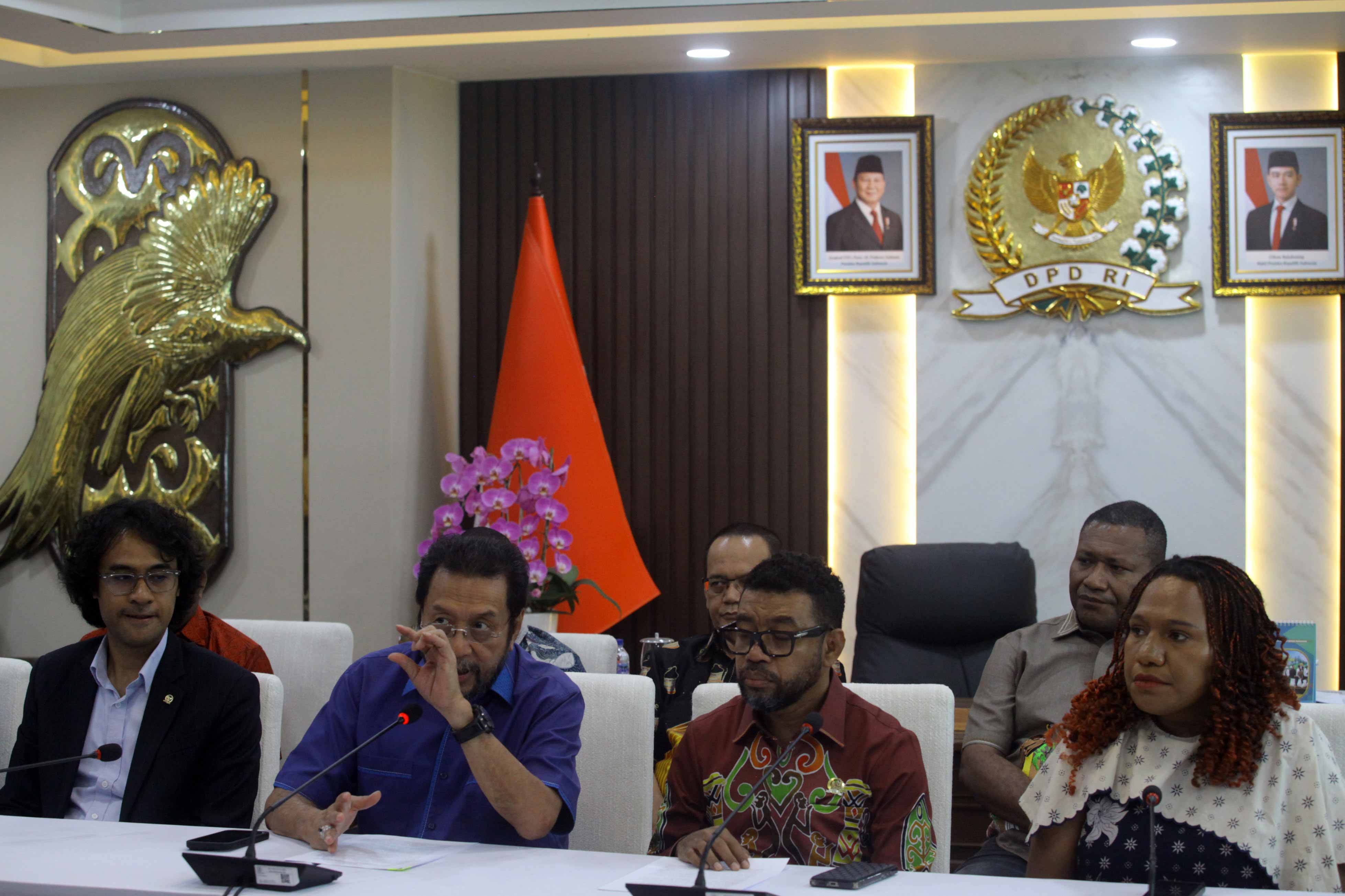 Foto: Senator Asal Papua Desak Pemerintah Segera Selesaikan Konflik Papua? — INDONESIA — ERYU PROJECT