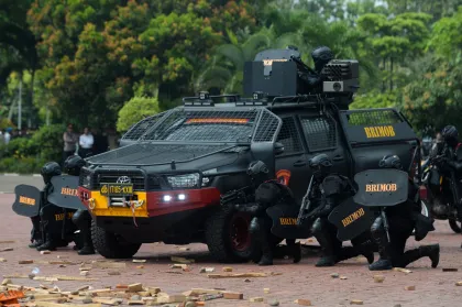 Simulasi penanganan aksi unjuk rasa di Polda Banten