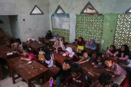 Keterbatasan Ruang, Murid SD Terpaksa Belajar di Musala