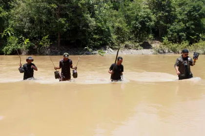 Momentum Hari Bumi, Aksi Tanam Pohon di Krueng Aceh Soroti Dampak Tambang Ilegal