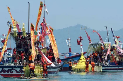 Warga Gelar Tradisi Larung Sembonyo di Pelabuhan Prigi