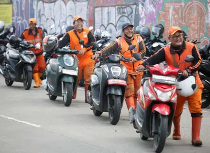 Petugas Tertibkan Parkir Liar di Area MRT Lebak Bulus