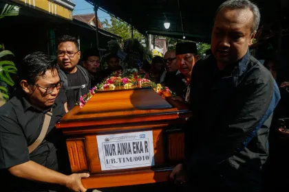 Pemakaman korban kecelakaan KA