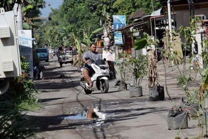 Protes Jalan Rusak, Warga Nganjuk Tanam Pohon di Tengah Jalan