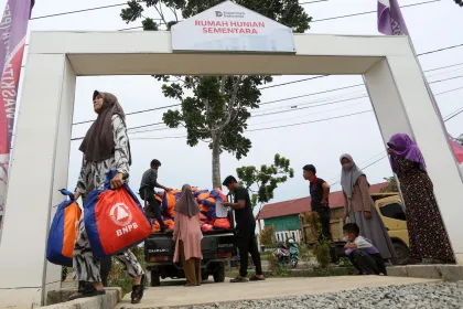 Distribusi bantuan BNPB untuk pengungsi di huntara