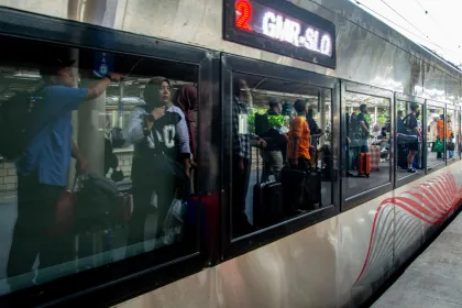 Stasiun Jatinegara layani KA jarak jauh saat May Day