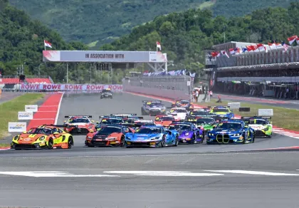 Aksi Seru Race 2 GT World Challenge Asia 2026 di Mandalika