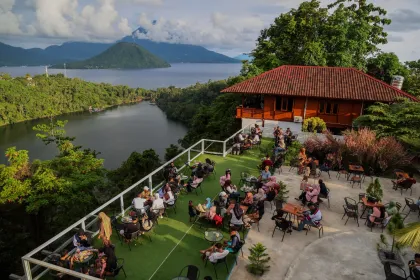 Berwisata ke Puncak Vila Lago Montana Ternate