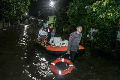 Hujan Deras Picu Banjir di Mampang Prapatan, Sejumlah Jalan Tergenang