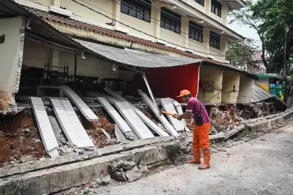Tembok Sekolah di Tebet Roboh, Hujan Tinggi dan Bangunan Rapuh Jadi Penyebab