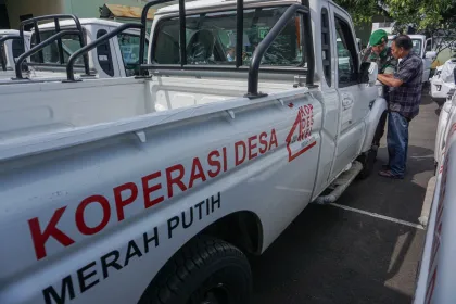 Penyerahan kendaraan operasional KDMP di Pekalongan