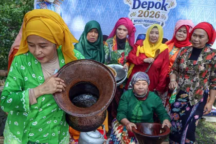Tradisi Nyuci Perabotan Lebaran Depok