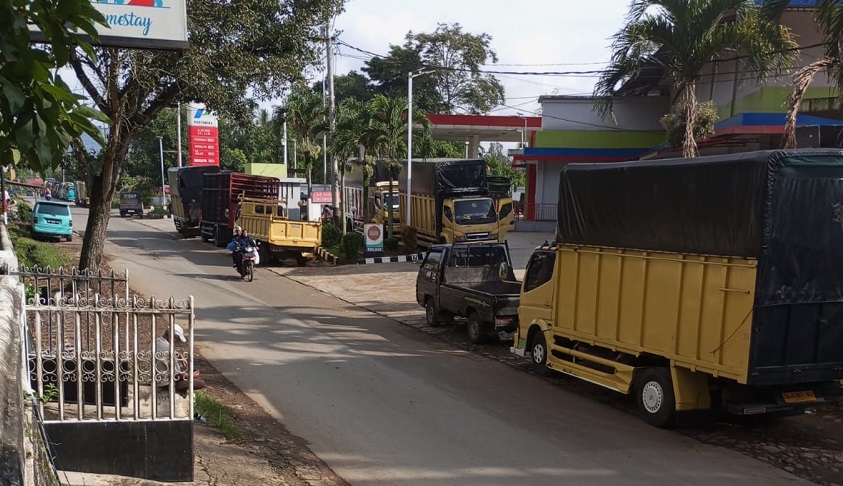 SPBU Lintau Tanah Datar Dipadati Antrean Kendaraan untuk Isi BBM