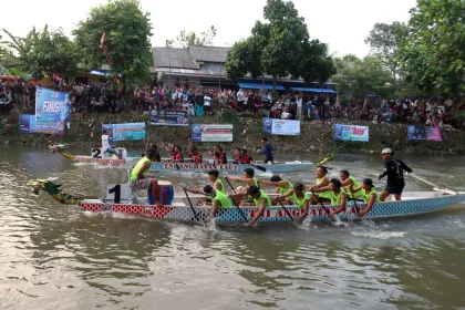 Lomba Balap Perahu Naga